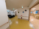 明るい廊下の施設勤務
