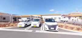 施設内の駐車スペースと建物
