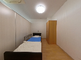 ベッドと洗面台のある部屋