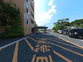 広い駐車場の建物前