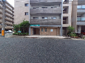 穏やかな街角の建物