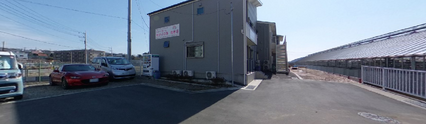 明るい日差しの介護施設外観