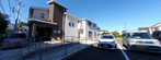明るい施設外観と駐車場