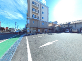 スタッフ募集中の外観