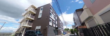 静かな街並みの介護施設