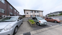 施設と静かな住宅街の景色
