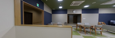 明るく清潔な介護施設のキッチン