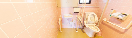 ケアホームのトイレと手すり