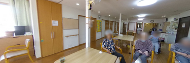 介護施設内の共有スペースと入居者