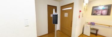 介護施設の玄関と待合スペース