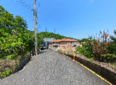 緑に囲まれた建物前