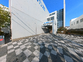 広い入口のある建物