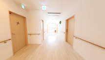 広々と明るい廊下の風景