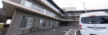 介護施設の外観と駐車場
