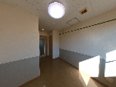 大きな窓と明るい部屋
