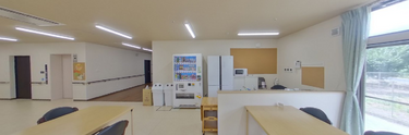介護施設の食堂と厨房
