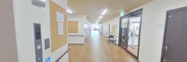 介護施設の明るい共用廊下