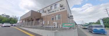 介護施設外観と通りの景色