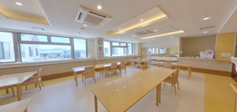 広々とした介護施設の共有スペース