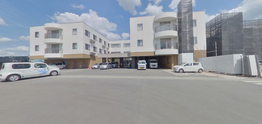 介護施設外観と駐車場