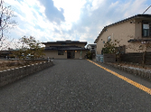 広い駐車場の建物
