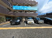 日中の駐車場と建物