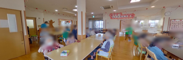 介護施設の明るい共有エリア