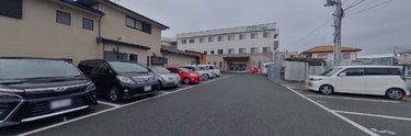 介護施設の外部と駐車スペース