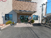 介護施設の入り口と外観