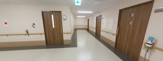 介護施設内の明るい通路