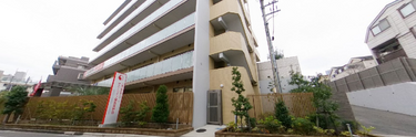 清潔でモダンな施設の外観