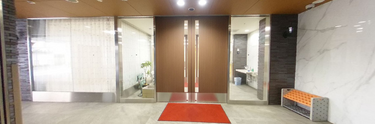 綺麗で広々とした介護施設の入口