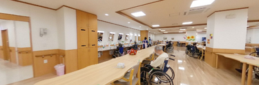 食堂と廊下が広がる施設内