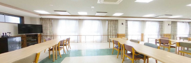 介護施設の食堂とスタッフ