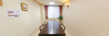 介護施設の綺麗な共用ダイニングルーム