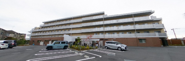 介護施設外観と駐車場