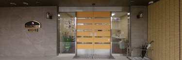 施設入口と駐車場