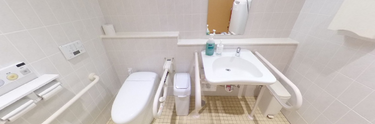 バリアフリーの清潔なトイレ空間