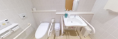 バリアフリーの清潔なトイレ空間