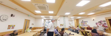 介護施設内の食堂とスタッフ