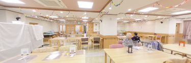 介護施設の食堂とリビングエリア