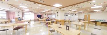 介護施設の明るい共有スペース