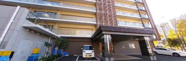 介護施設の外観と駐車場