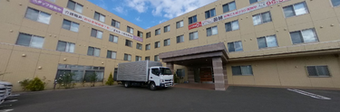 介護施設のエントランスと周辺