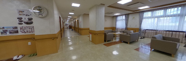 清潔で広々した施設ロビー
