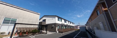 明るい介護施設の外観