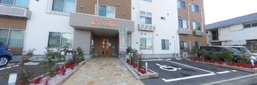 介護施設外観、明るい職場環境