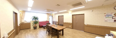 施設の明るい共用キッチン