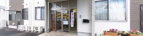 明るい施設のエントランスと外観