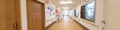 明るい介護施設の通路と部屋
